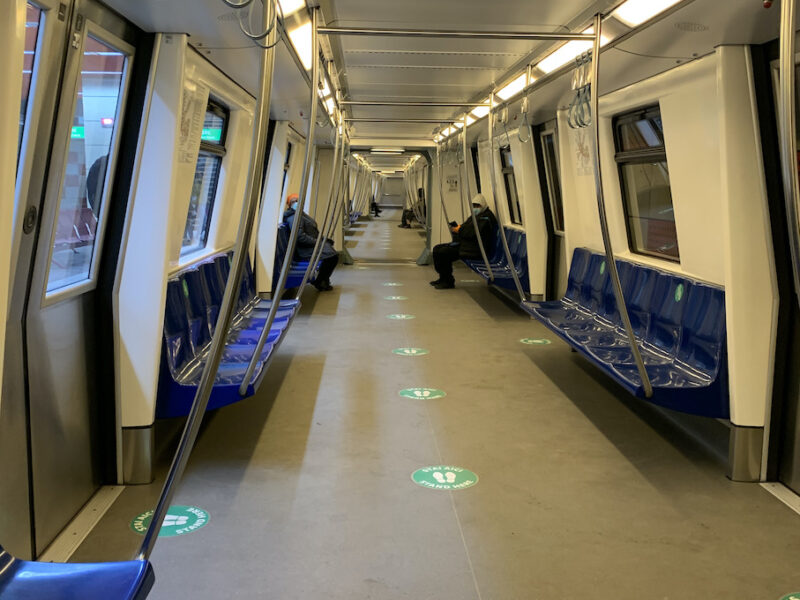 cu metroul spre birou